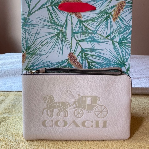 🐴 COACH LARGE CORNER WRISTLET WITH HORSE AND CARRIAGE 🐴 - Picture 6 of 16